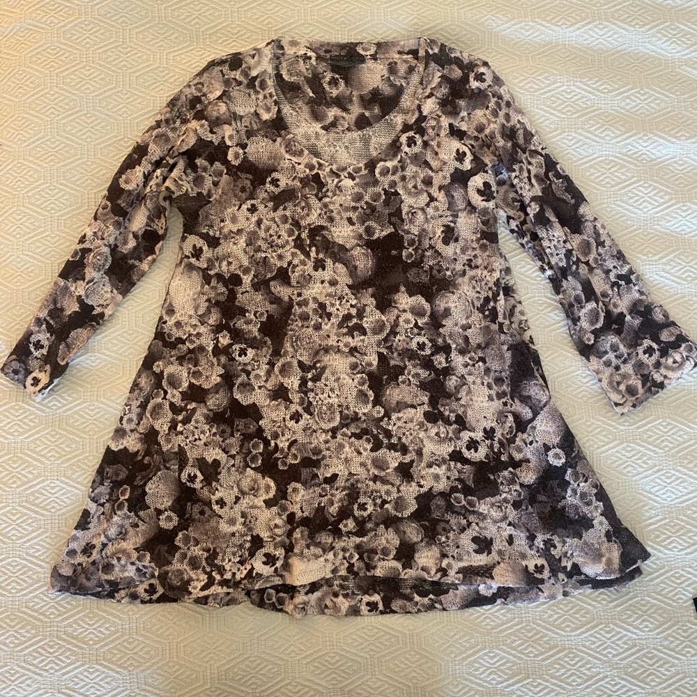 Nally & Millie grey white floral 3/4 sleeve top